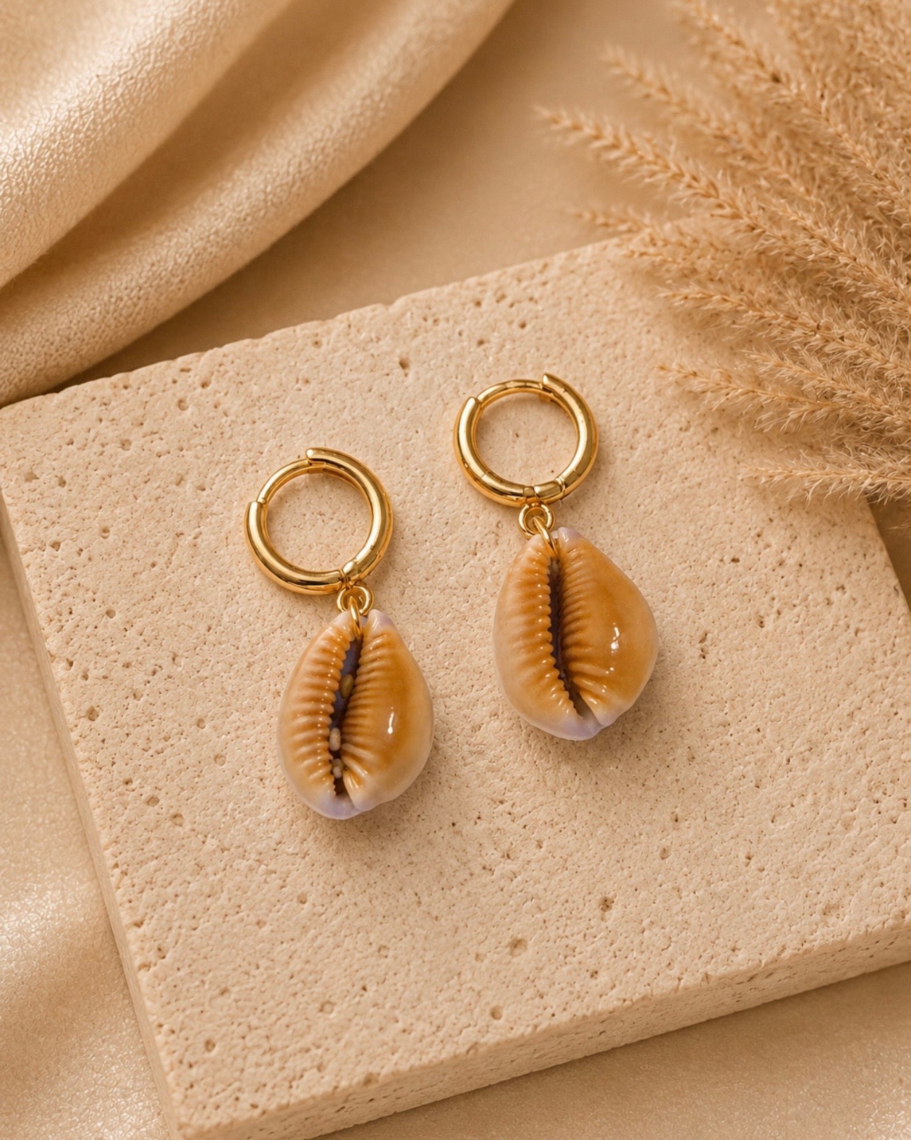 honey cowrie huggies