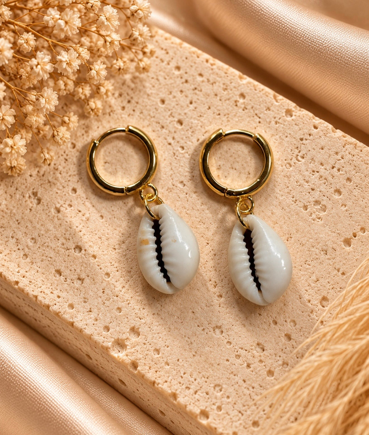 ring gold cowrie huggies