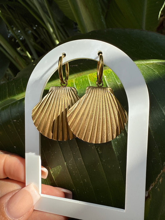 snug shellie earrings