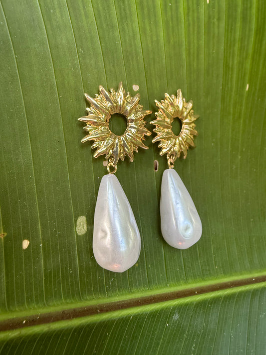 golden gaze earrings