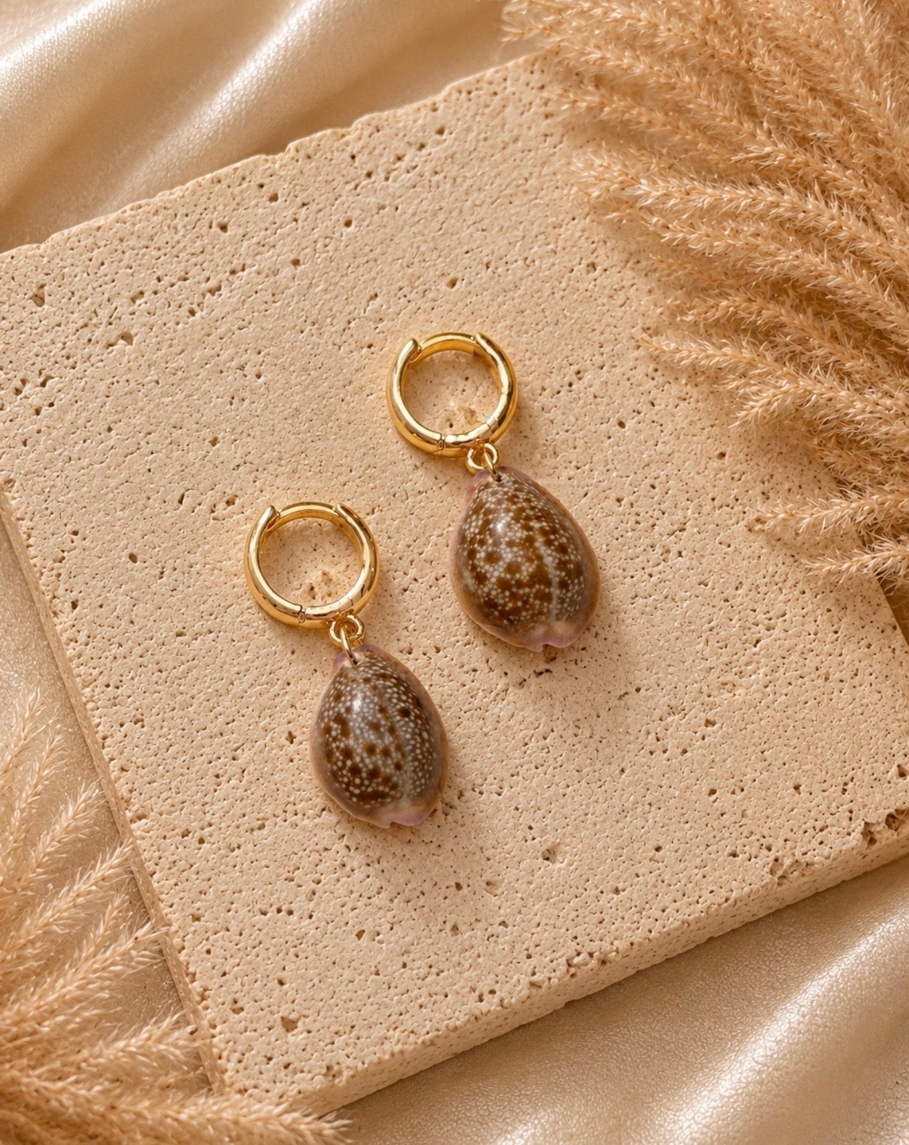 honey cowrie huggies