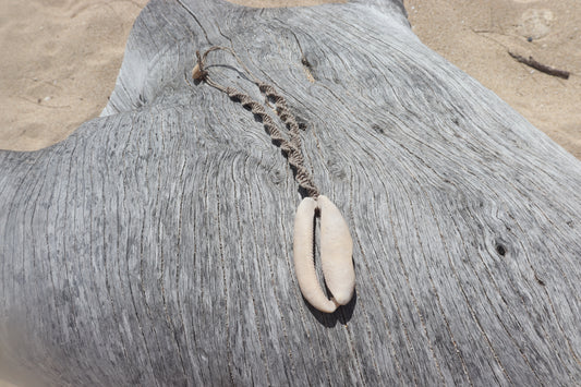 creamy cowrie necklace
